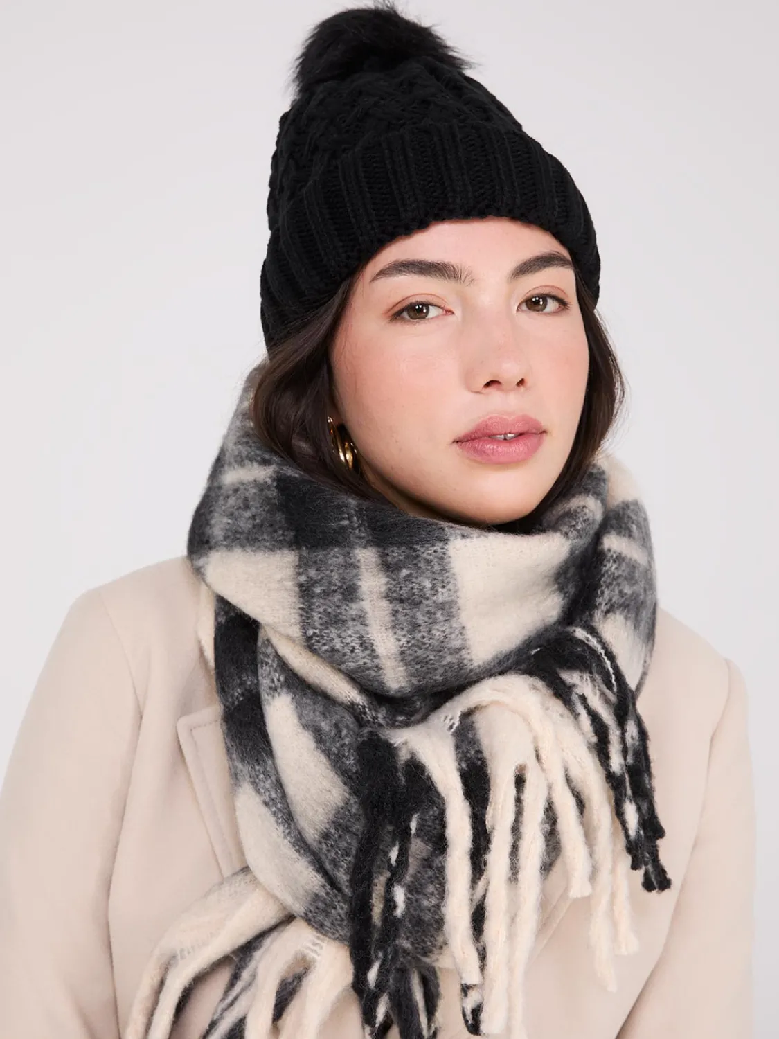 Suzy Shier Hats & Scarves & Gloves>Cable Knit Hat With Faux Fur Pom Pom
