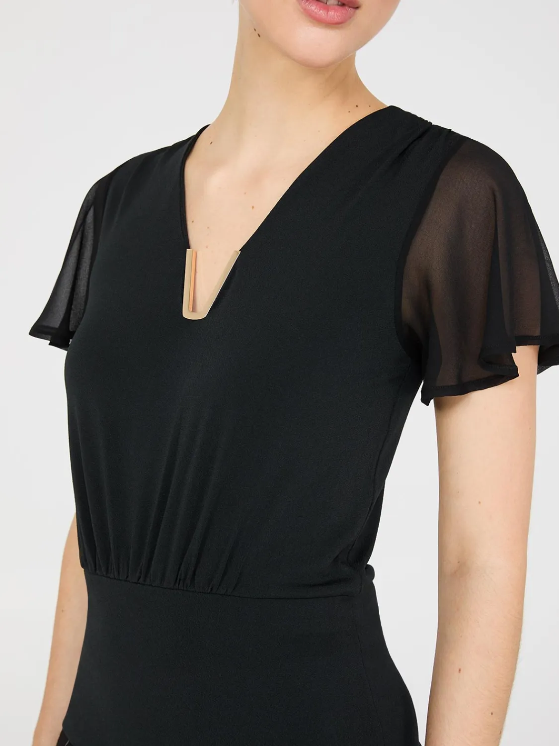 Suzy Shier Tops|Short Sleeve>Chiffon Flutter Sleeve Top With Metal Detail