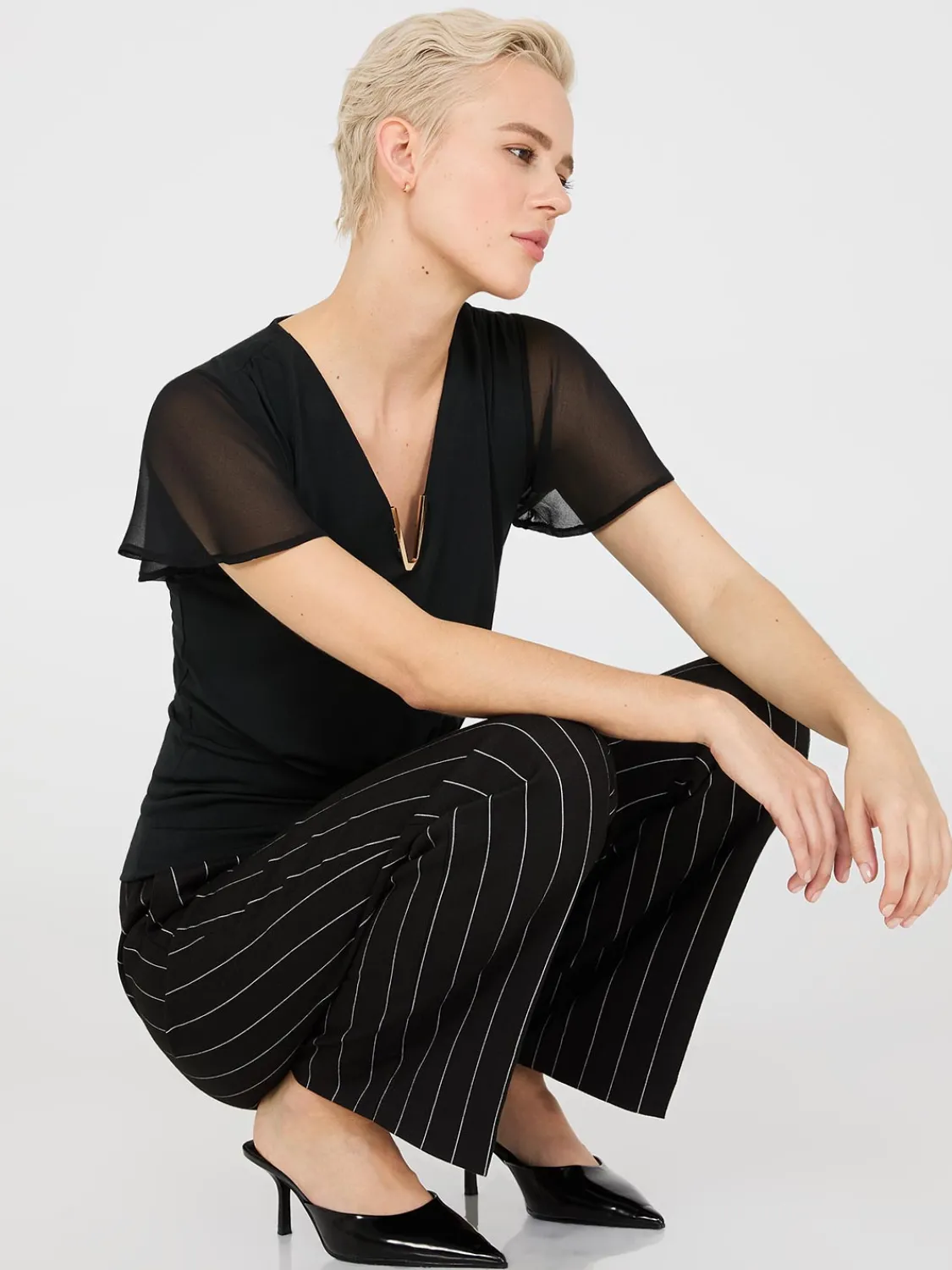 Suzy Shier Tops|Short Sleeve>Chiffon Flutter Sleeve Top With Metal Detail
