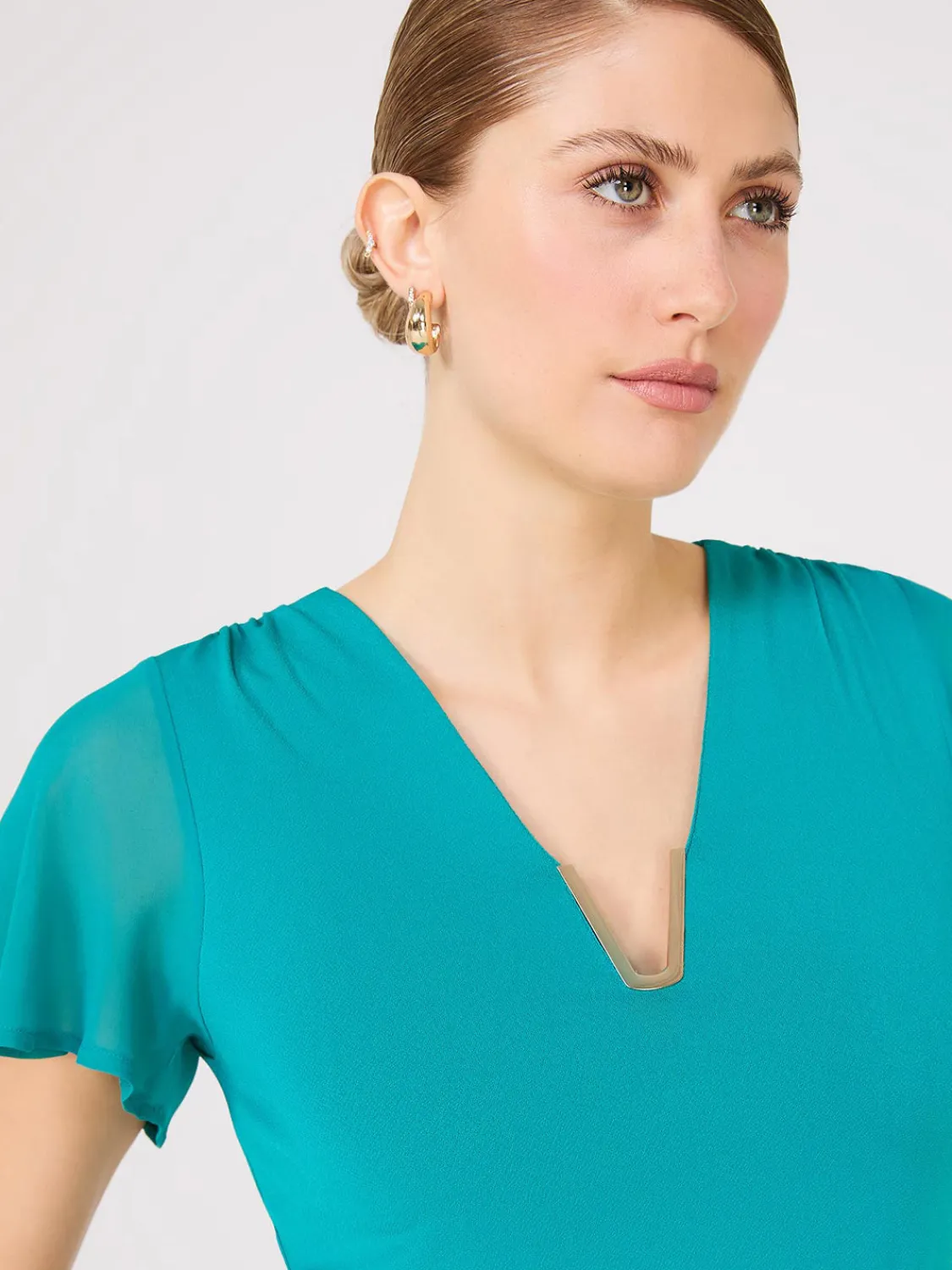 Suzy Shier Tops|Short Sleeve>Chiffon Flutter Sleeve Top With Metal Detail