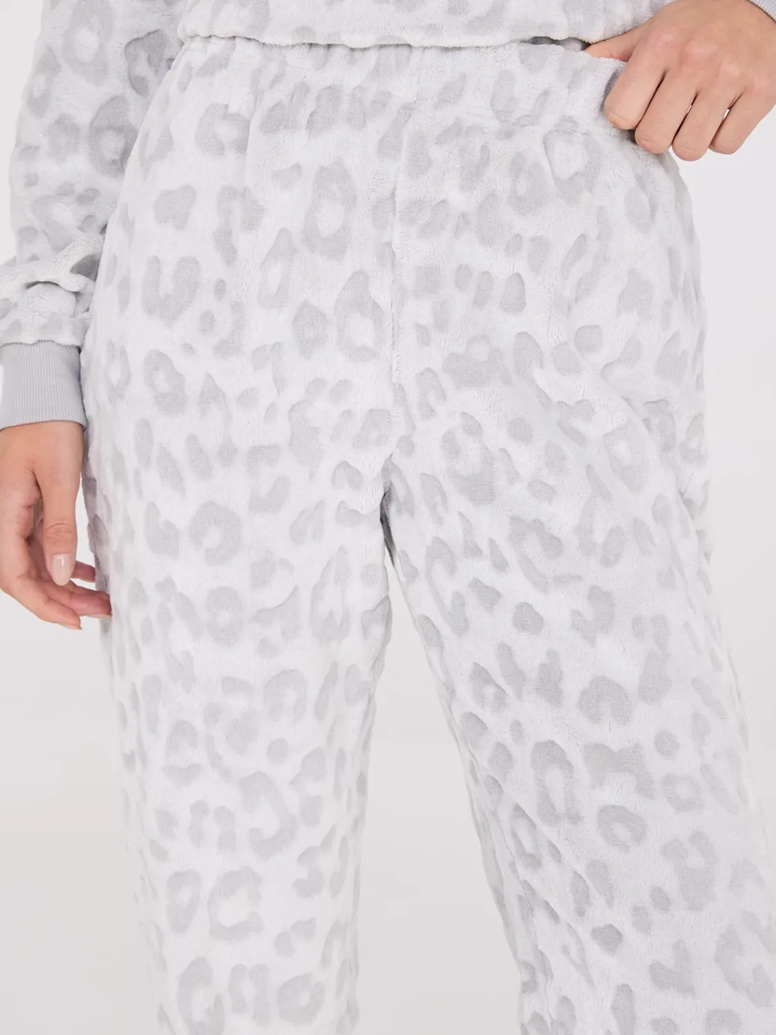 Suzy Shier Lounge & Pjs>Embossed Animal Print Plush Pajama Set