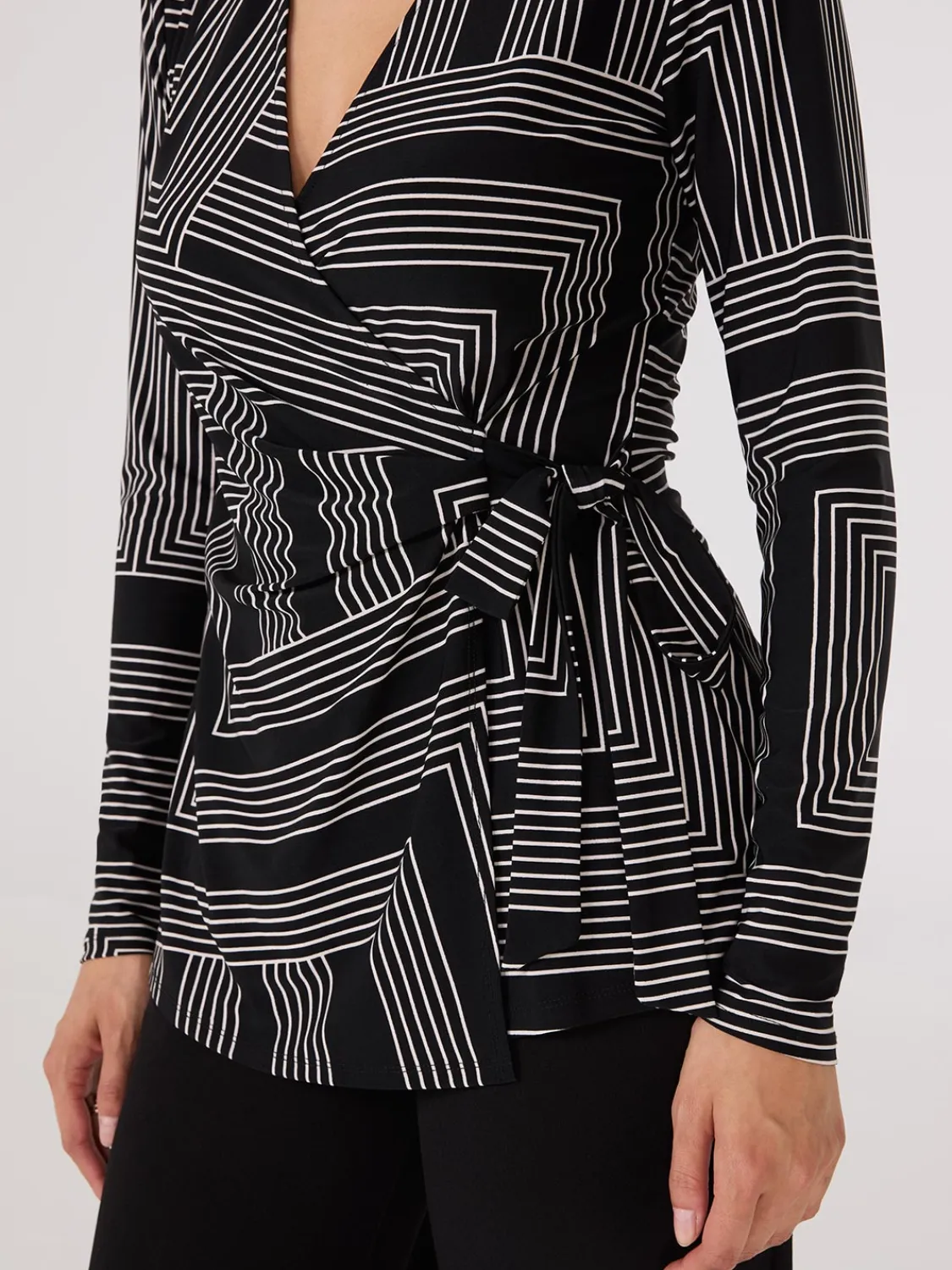 Suzy Shier Tops|Long Sleeve>Geo Print Long Sleeve Crossover Top