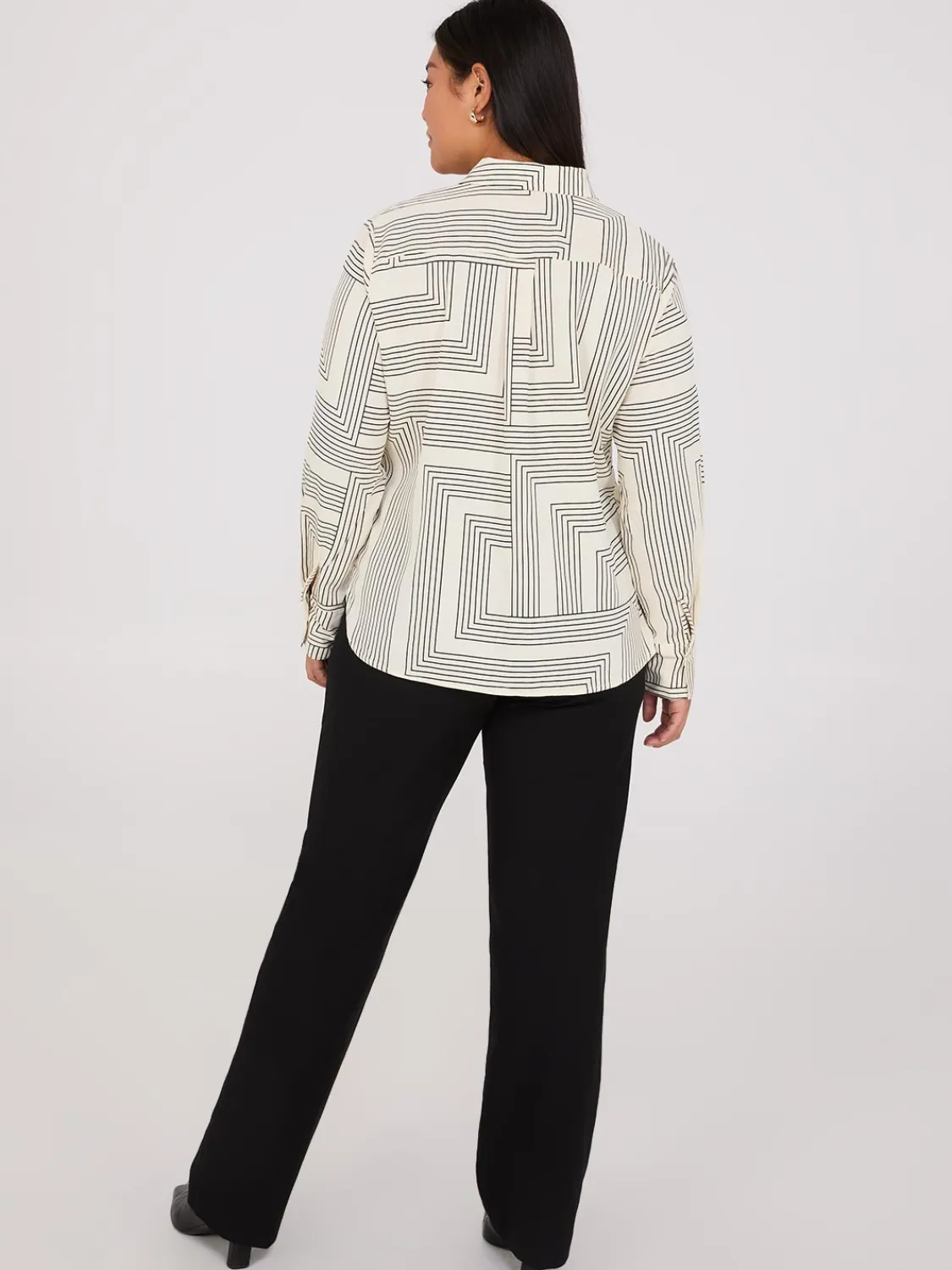 Suzy Shier Tops|Long Sleeve>Geo Print Rounded Hem Blouse