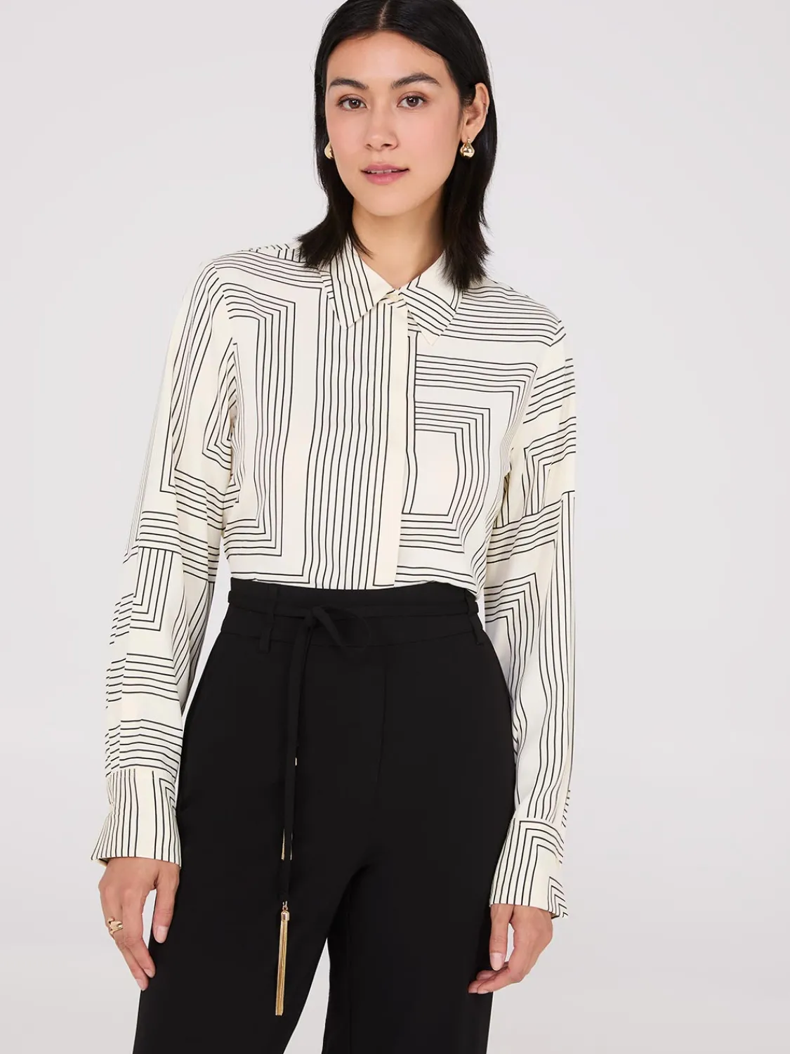 Suzy Shier Tops|Long Sleeve>Geo Print Rounded Hem Blouse