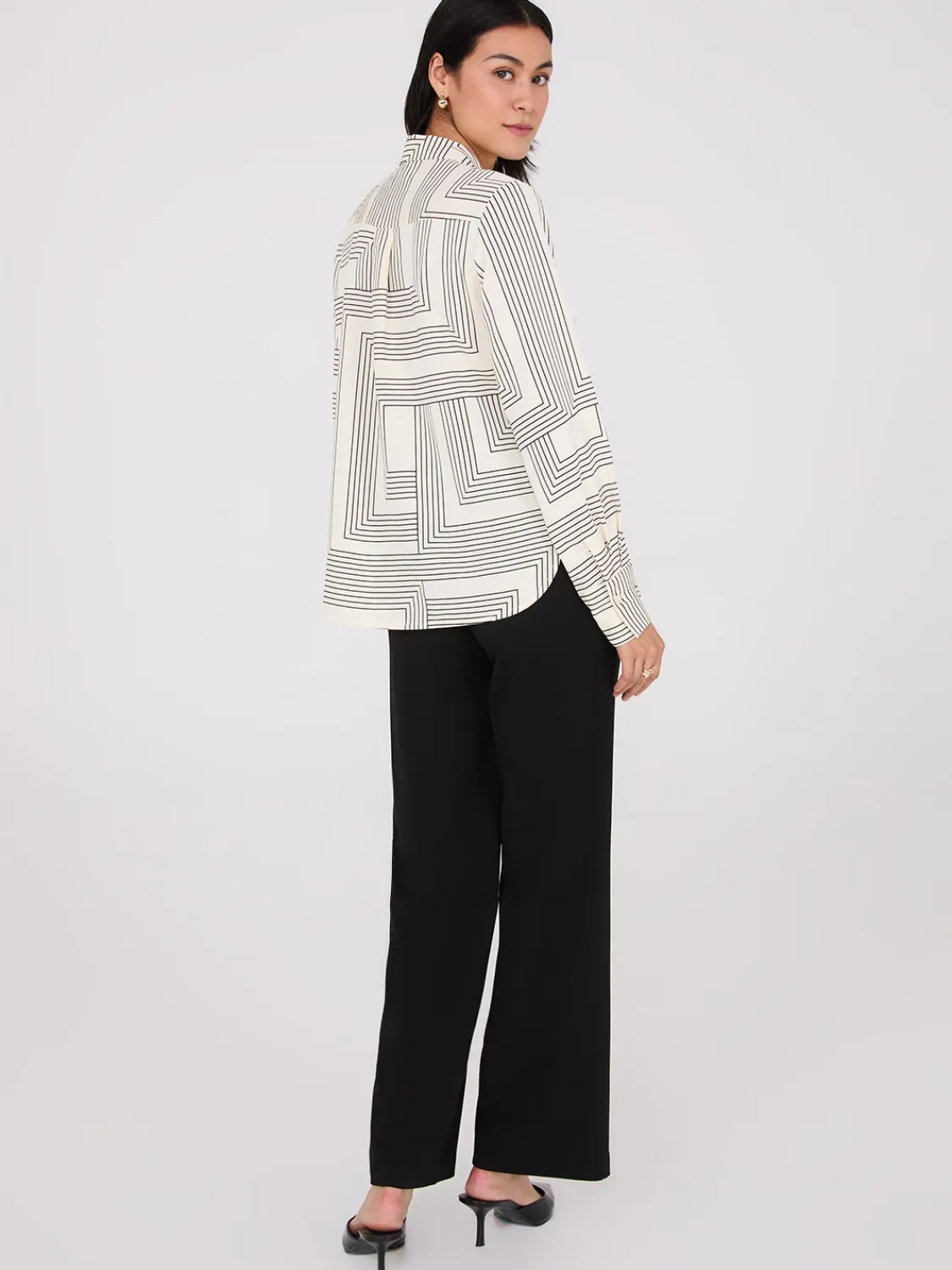 Suzy Shier Tops|Long Sleeve>Geo Print Rounded Hem Blouse
