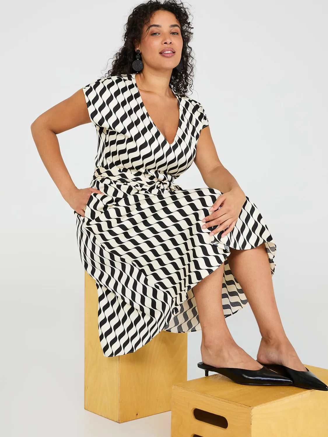 Suzy Shier Work Dresses|Dresses>Geo Print V-Neck Satin Midi Dress