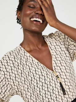 Suzy Shier Tops|Short Sleeve>Geo Print Zip Front V-Neck Top