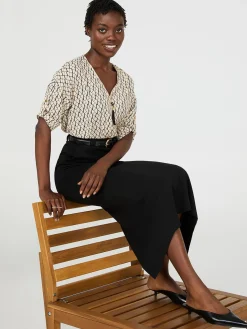 Suzy Shier Tops|Short Sleeve>Geo Print Zip Front V-Neck Top