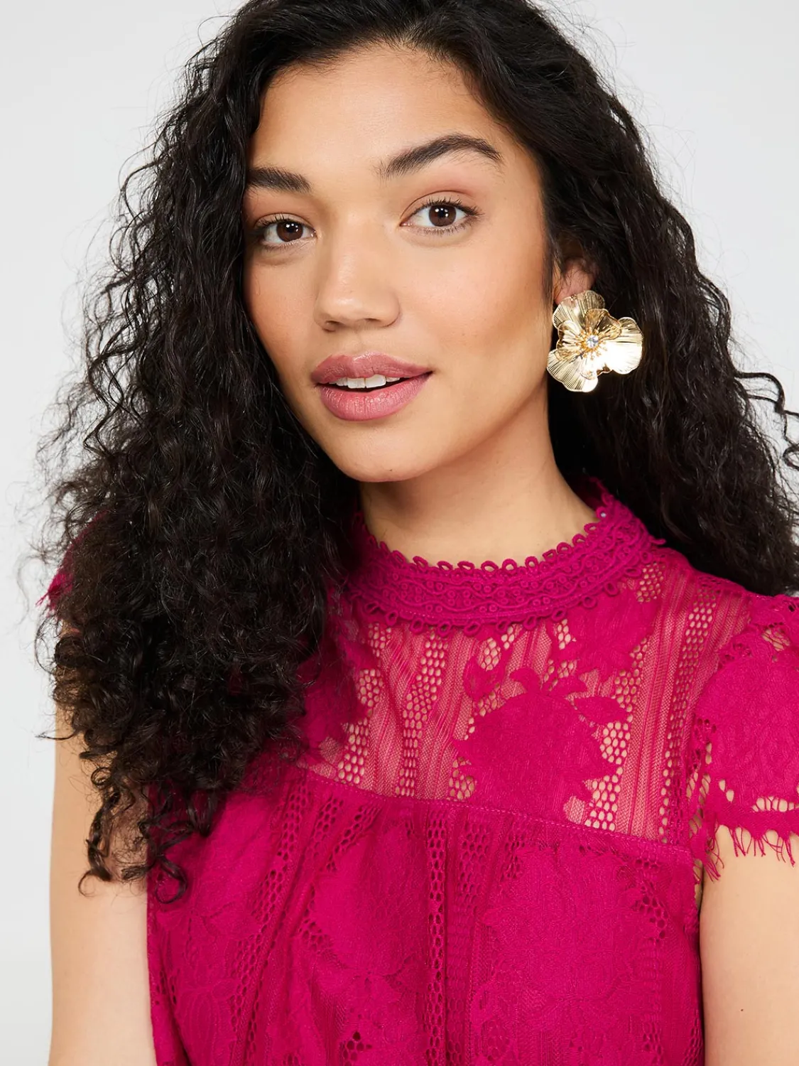 Suzy Shier Tops|Short Sleeve>Lace Cap Sleeve Top With Crochet Detail