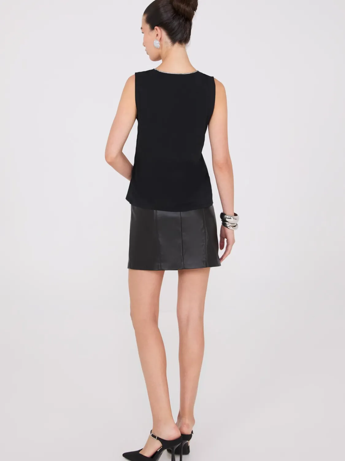 Suzy Shier Tops|Sleeveless>Rhinestone Neckline Sleeveless Top