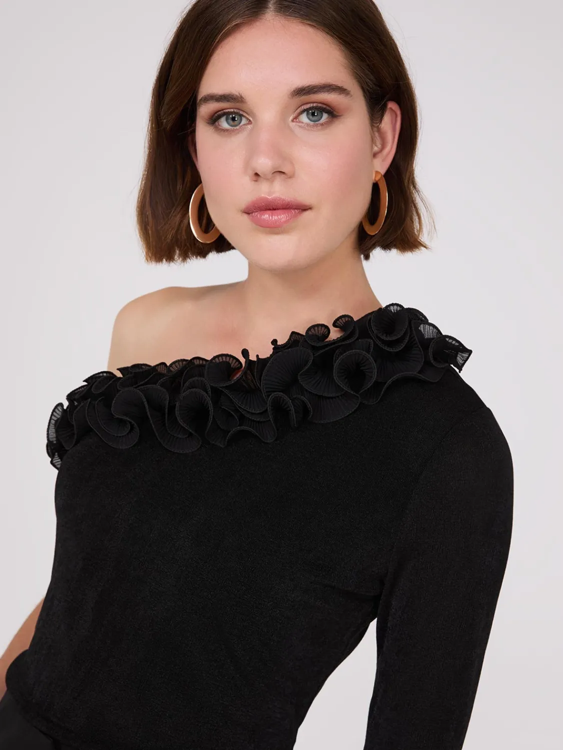Suzy Shier Sleeveless|Long Sleeve>Ruffle One-Shoulder Top