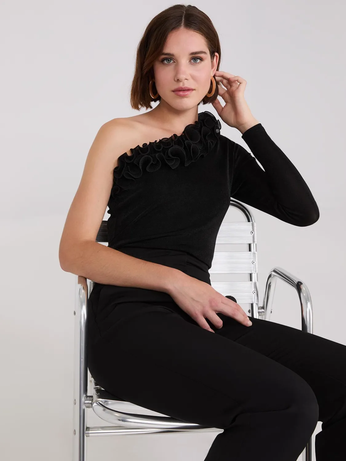 Suzy Shier Sleeveless|Long Sleeve>Ruffle One-Shoulder Top