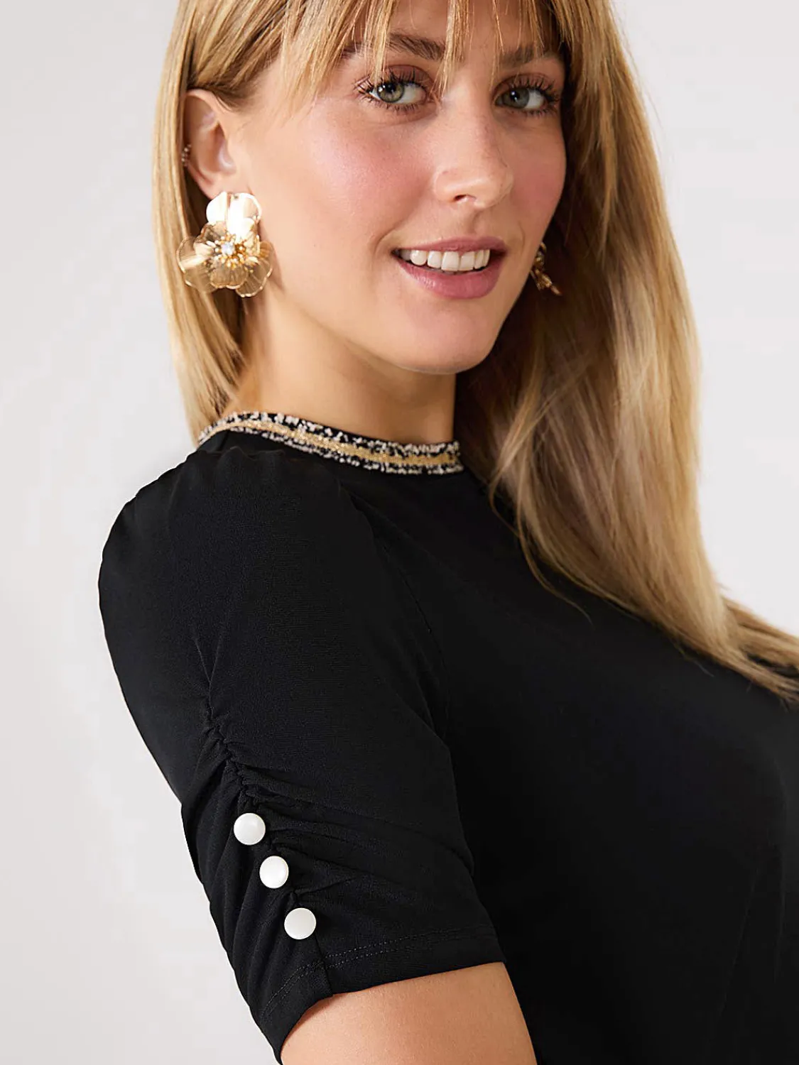 Suzy Shier Tops|Short Sleeve>Short Puff Sleeve Boucle Neck Top