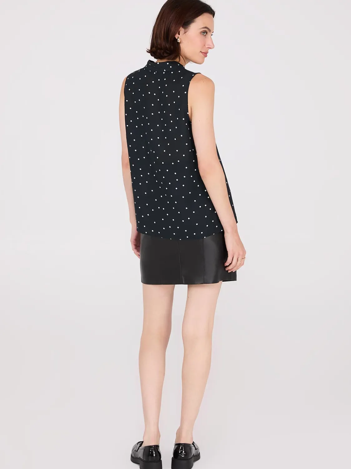 Suzy Shier Tops|Sleeveless>Sleeveless Dot Print V-Neck Blouse
