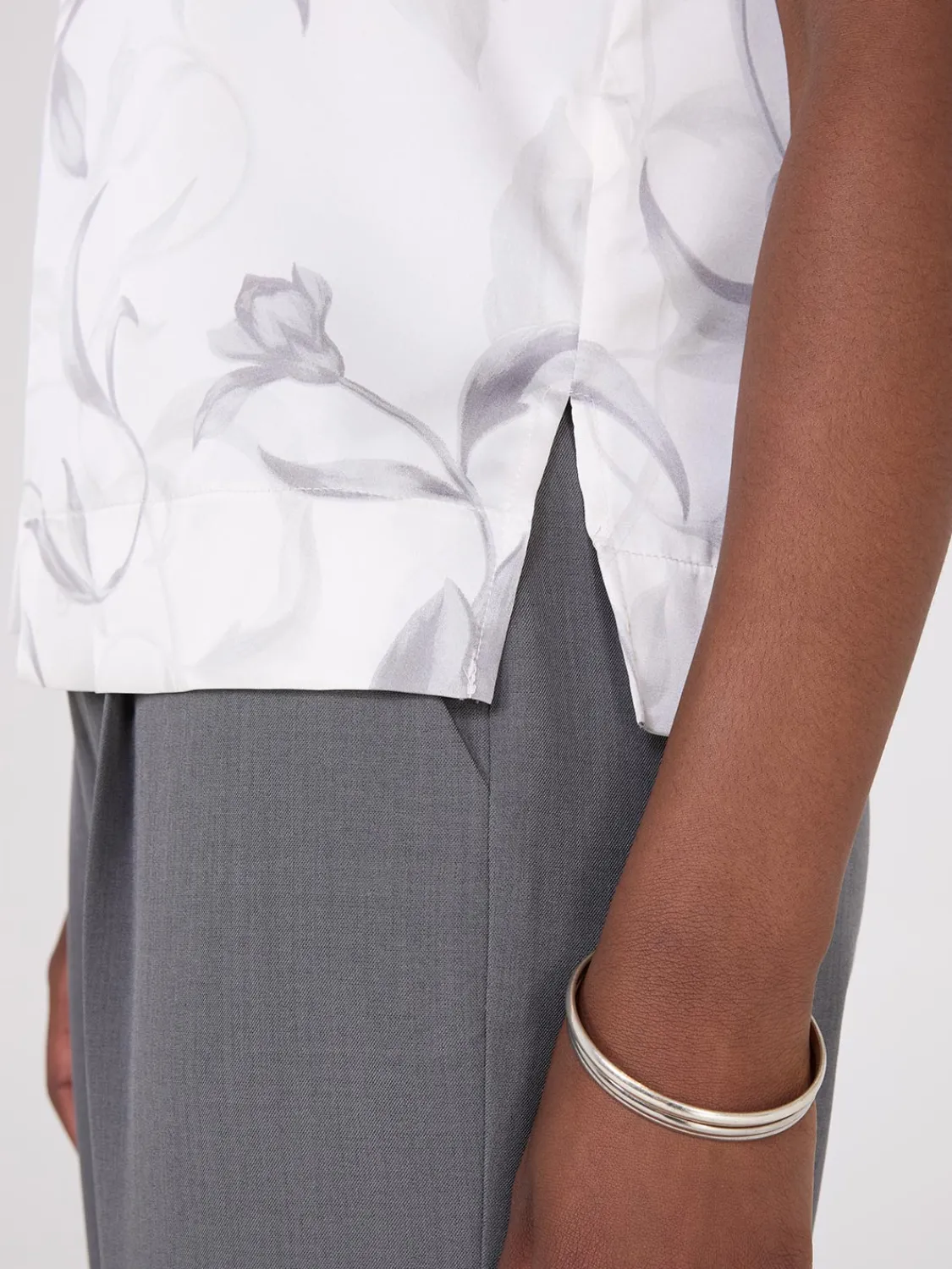 Suzy Shier Tops|Sleeveless>Sleeveless Floral Print Satin Top With Button Details