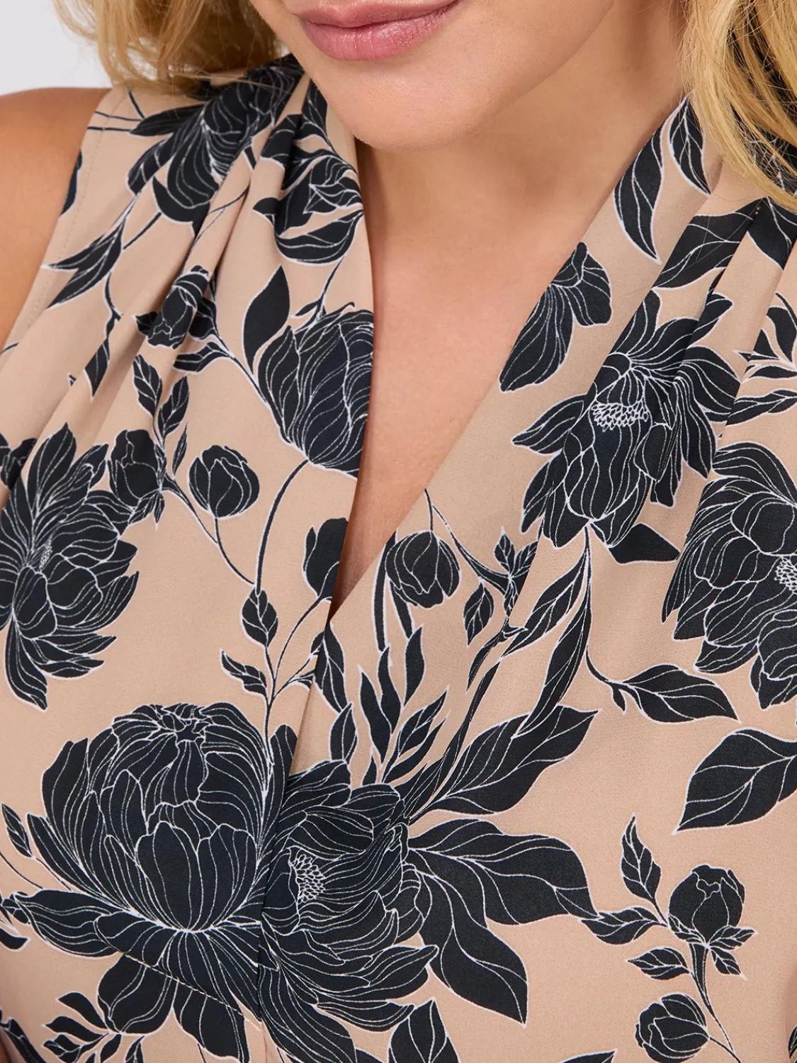 Suzy Shier Tops|Sleeveless>Sleeveless Floral Print V-Neck Blouse