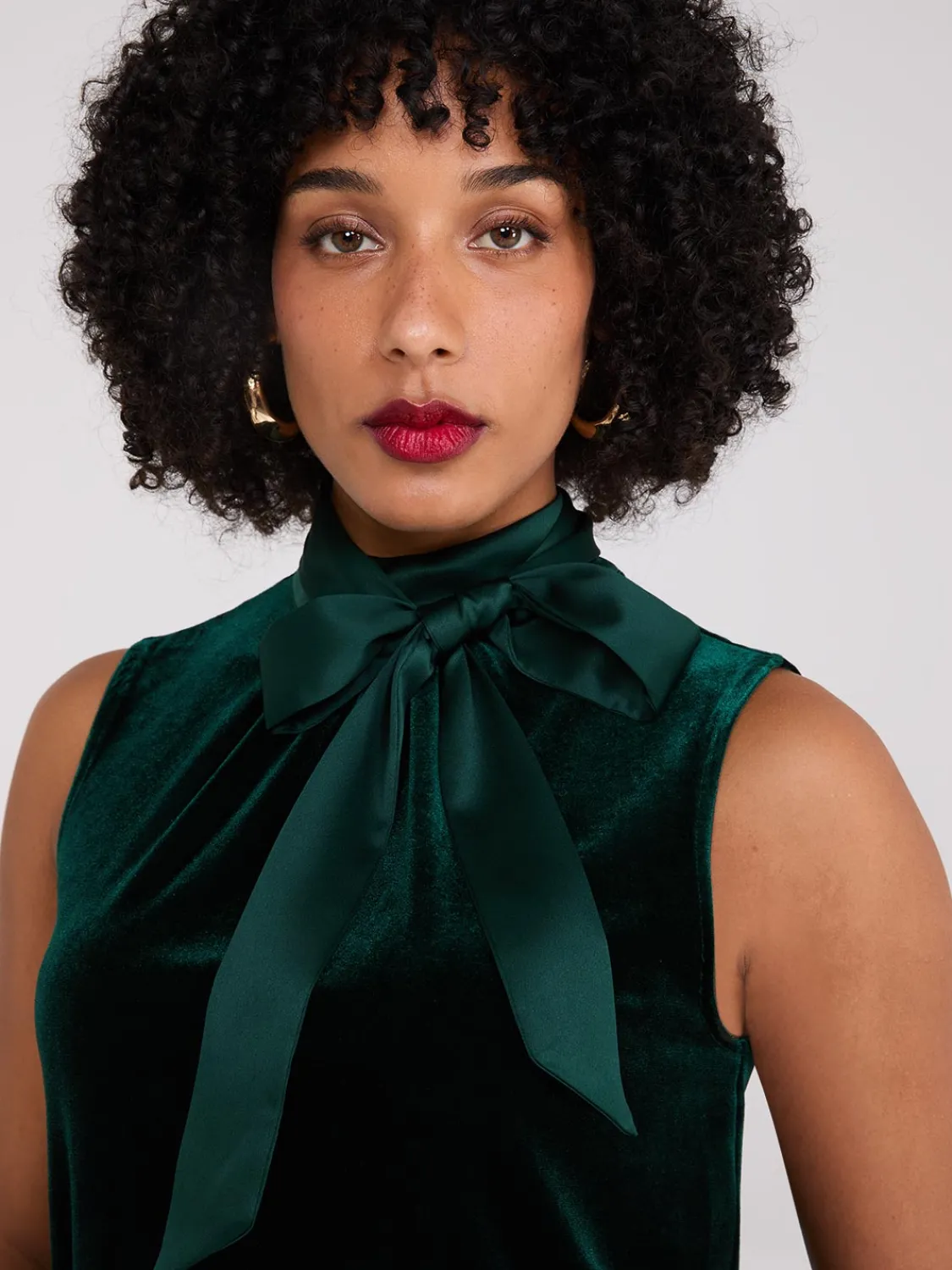 Suzy Shier Sleeveless>Sleeveless Mock Neck Velvet Top