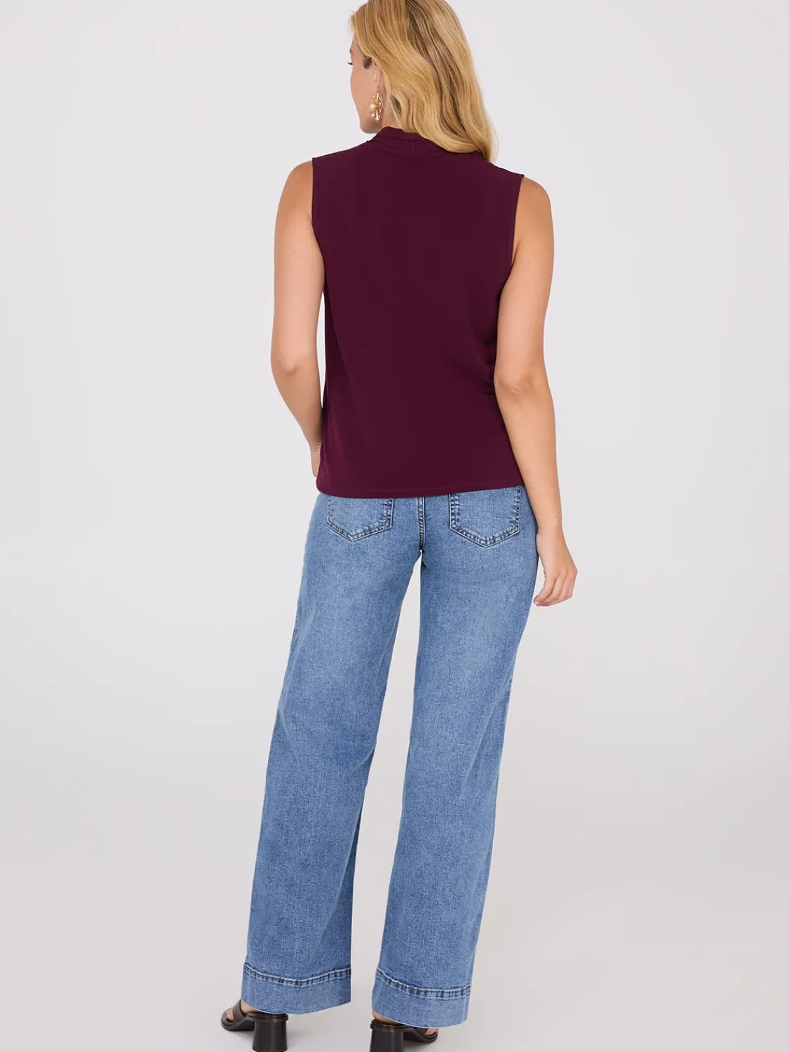 Suzy Shier Tops|Sleeveless>Sleeveless Pleated V-Neck Top
