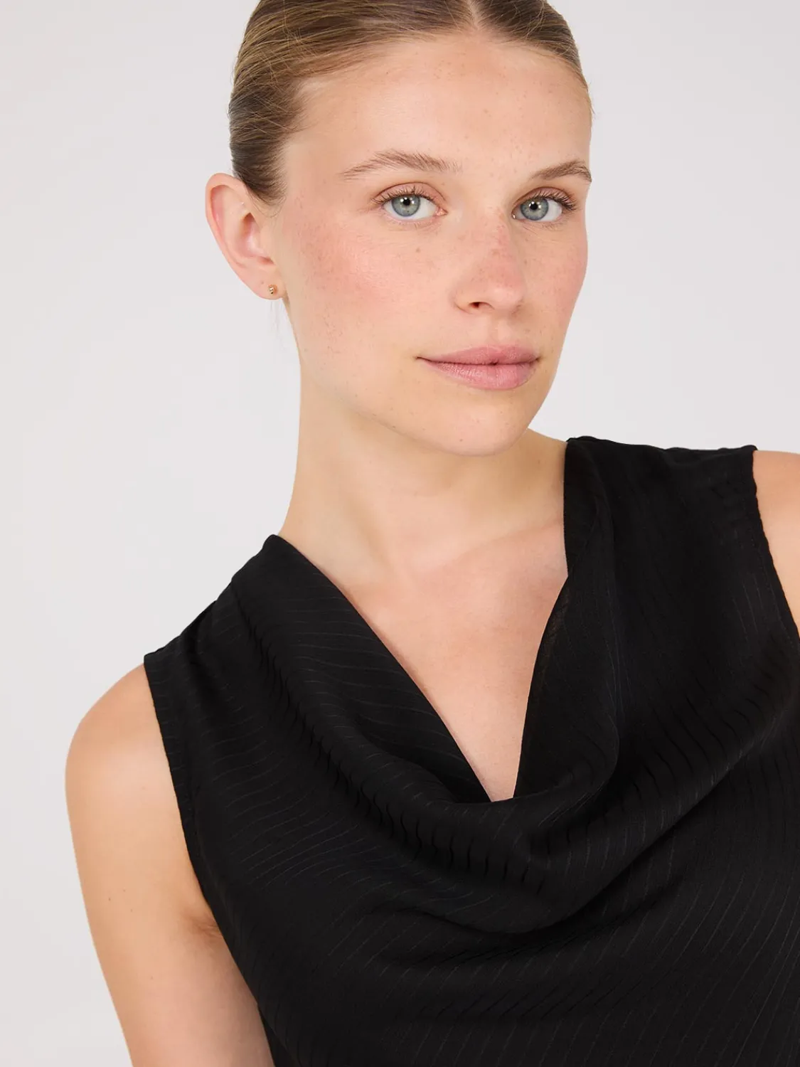 Suzy Shier Tops|Sleeveless>Sleeveless Textured Cowl Neck Top